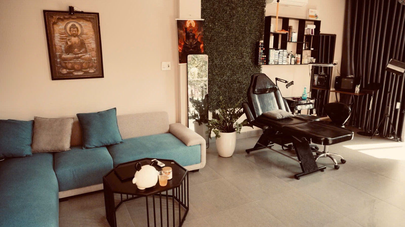 The waiting lounge, with the balcony over the river behind it